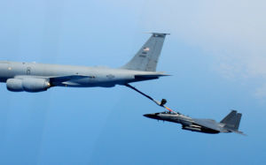 美공중급유기 KC-135, 페르시아만 상공서 실종