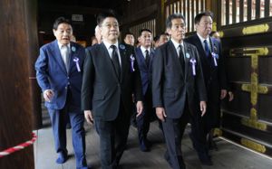 日 자민당 지도부·내각 각료 야스쿠니 대거 참배