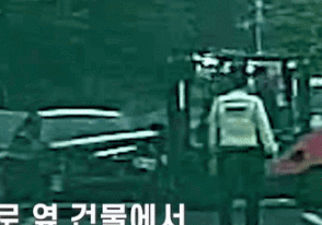 사고 차량 '번쩍'…꽉 막힌 도로 해결한 지게차 화제