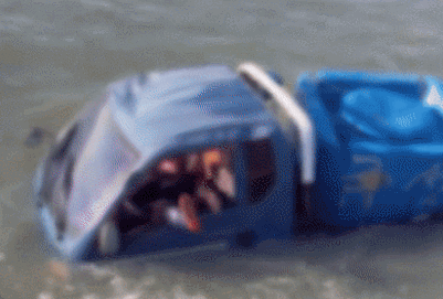 "음주 후 트럭 몰다 바다 빠진 노인…구조 뒤 도망"