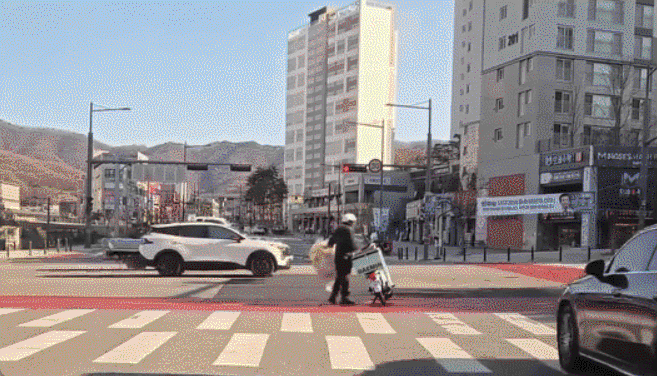 도로 한복판 뛰어든 배달기사, 대형쓰레기 치웠다
