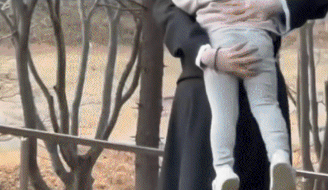 "엄마, 이 누나 싫어"…아기 업은 카리나 '진땀'