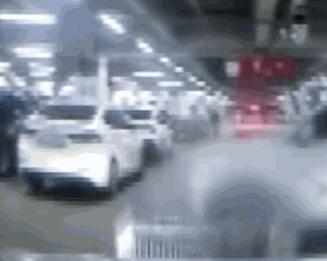 차량 앞에 카트 '툭' 던지고 사라진 민폐 차주