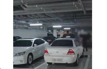 차로 꽉 찬 지하주차장, 공 '탕탕'…아찔한 테니스 연습