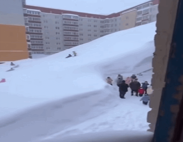 "눈이 산처럼 쌓였네" 러 폭설 현장서 신난 아이들