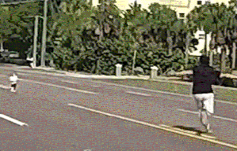 왕복 차로 위 쌍둥이…시민이 몸 던져 살렸다