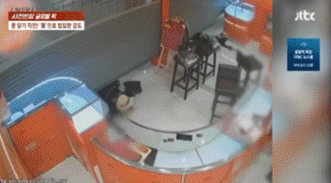 셔터 밑으로 기어들어온 총 든 강도…방콕 금은방털이