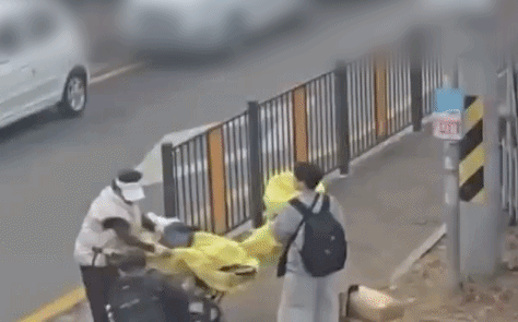 "재활용 수집 할머니 도운 학생들"…구미서 포착된 따뜻한 선행