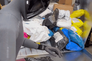 '물류센터 일자리' 곧 사라지나…로봇이 고난도 택배 분류 '척척'