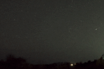 폭탄인 줄…영국 밤하늘 가른 '거대한 녹색 유성' 소동