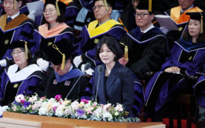 최수연, 서울대 졸업식 축사…"성실함으로 불확실성 넘자"