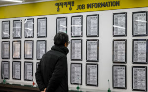 고학력女 취업 늘자 男청년 경제 활동 줄어