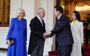 "英국왕이 尹에 선물한 한정판 위스키, 기록관에 없다"