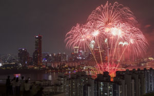 하룻밤 600만원…'불꽃축제 명당' 암거래 기승