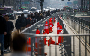 "BTS 탓 교통마비, 취소해야" vs "무지함 알라"