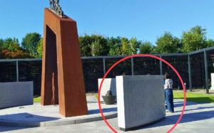 '76년 백방' 납북父 흔적…추모비 새겨진 이름에 울먹