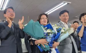 당선 확실 추미애 "도민 바람 받들겠다"