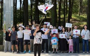 유모차 끌고 돗자리 깔고…곳곳 재선거 요구