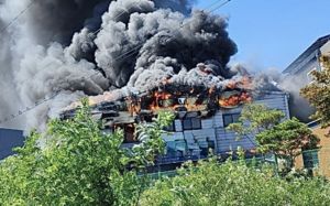 김포 운양동 물류창고 화재 대응 1단계로 하향…진화 작업 계속