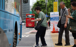 서울 지하철·버스 무임 연령 70세 통일 첫발