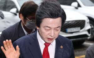 '사기 등 혐의' 허경영 석방 후 첫 공판…피해자 발언 제지