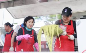 4년전 짜장차 오른 김동연, 마지막도 짜장면 나눔 봉사