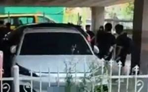 SUV에 다리 깔린 여아, 경찰·시민 힘합쳐 구조
