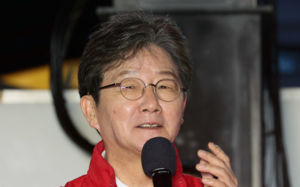 '딸 특혜채용 의혹' 유승민, 11시간 경찰 조사