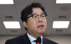 김성태 '제3자뇌물' 2심 원심 파기…"이중기소 아냐"