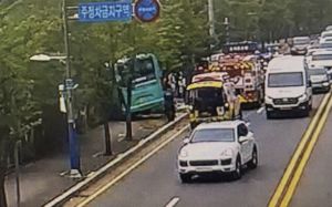 마을버스 정류장 돌진 '6명 부상'…70대 기사 "졸음운전"