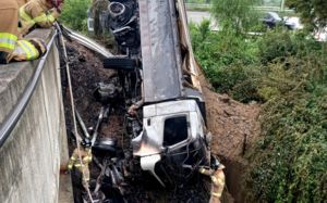 고속道 화재 25t 트럭, 가드레일 뚫고 추락…운전자 대피