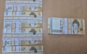 쓰레기봉투속 2500만원, 주인 안 나타나…발견자 품으로