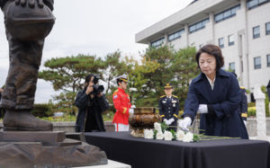 순직 소방관 추모행사 찾은 추미애 "처우 개선"