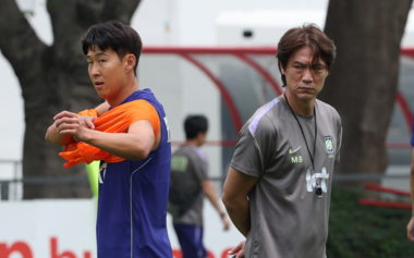 조끼 입고 뛴 손흥민…첫 경기 체코전서 '손톱' 세우나