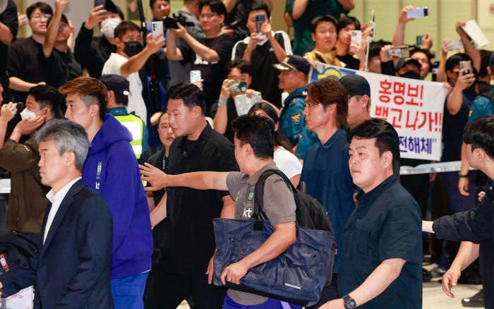 분노한 축구팬들 정몽규엔 개껌 던졌다