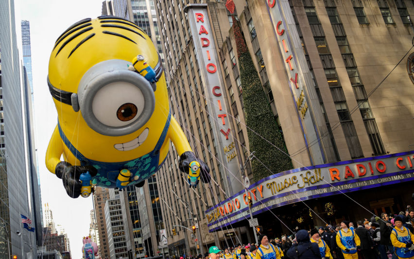 라디오시티 앞 지나는 스튜어트 미니언 풍선