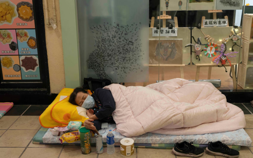 화재 현장 인근 상가에서 노숙하는 주민