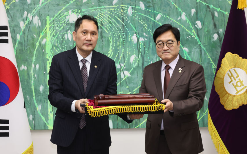 계엄 해제 사용된 의사봉 등 기록물로 기증