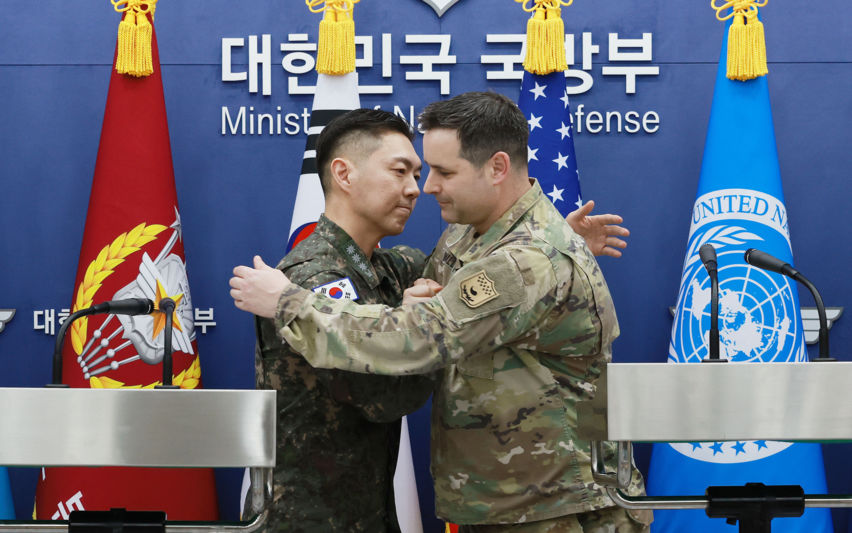 포옹하는 한·미