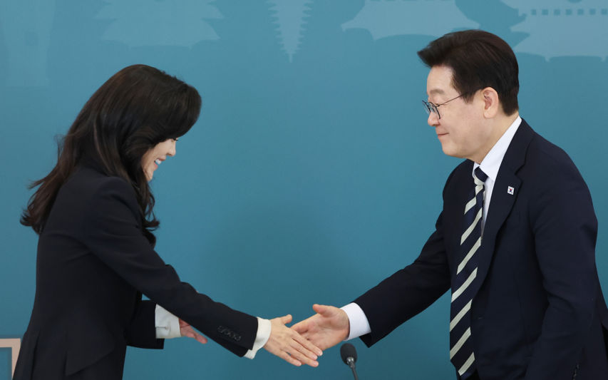 이부진 위원장과 악수하는 李대통령