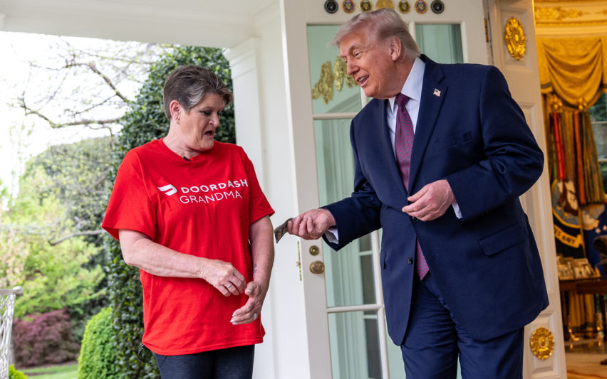배달기사에 팁 100달러 건네는 트럼프