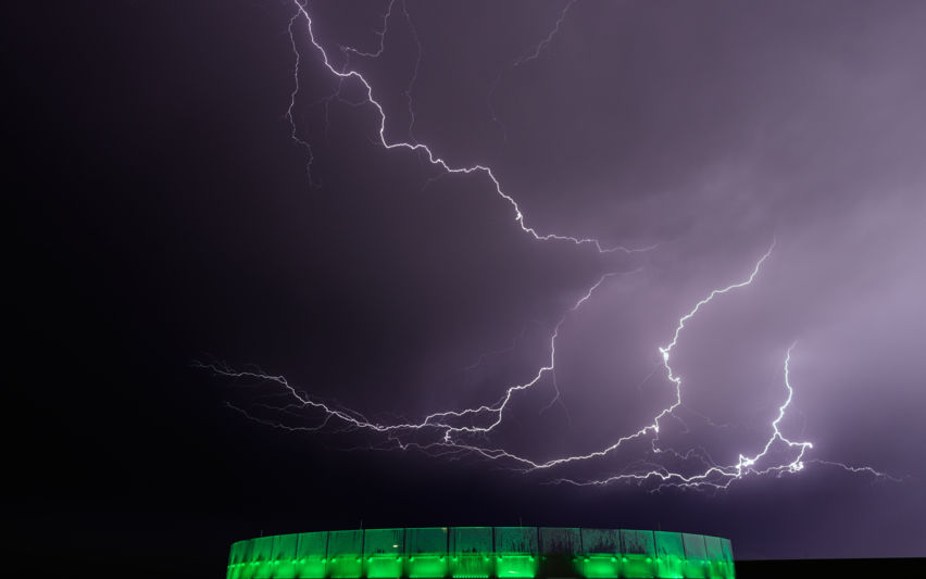 밤하늘 찢는 번개