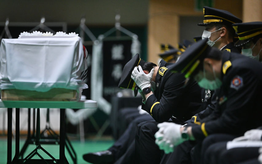 동료 영결식서 괴로워하는 소방관