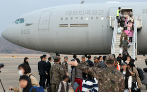 "출국 직전까지 드론 공격"…교민 204명 귀국