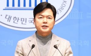 與 "전쟁 추경안, 이달말 국회 제출…신속 진행"