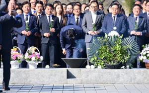 민주, 盧 묘역 찾아 "검찰 폐지 보고드린다"