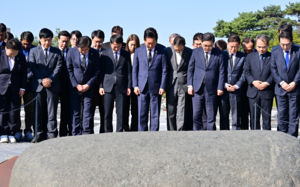 민주, 盧 묘역 찾아 "검찰개혁 보고드린다"