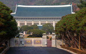 靑, '하위 50% 15만원 지원금' 보도 부인