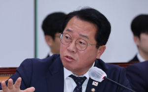 與 "추경안, 26일 당정협의 후 국회 제출"