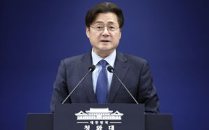 靑 "집값 잡히지 않으면 보유세도 검토"